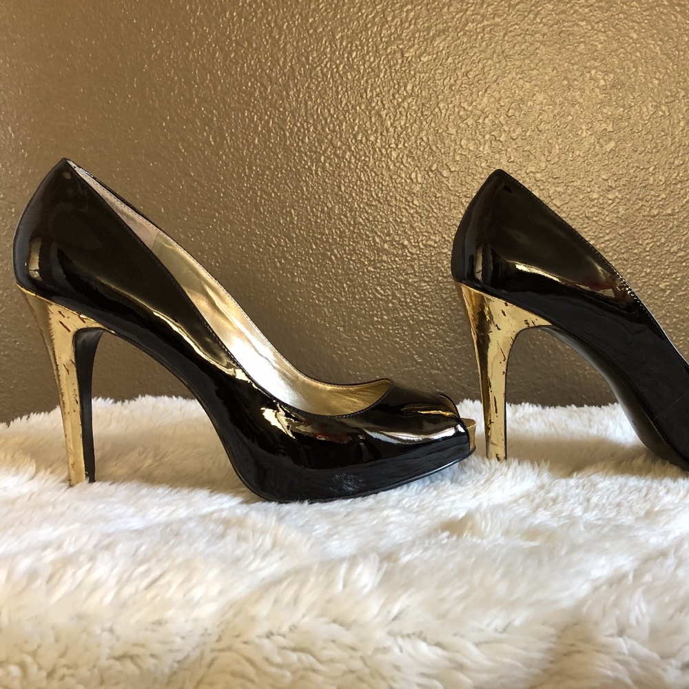 GUESS High-Heeled Peeped-Toe Gold/Black Shoes (8)